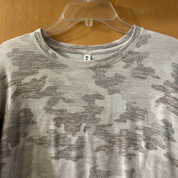 Athleta Women’s Pure Luxe Camo Printed Sweatshirt Gray Size Medium - Picture 3 of 10